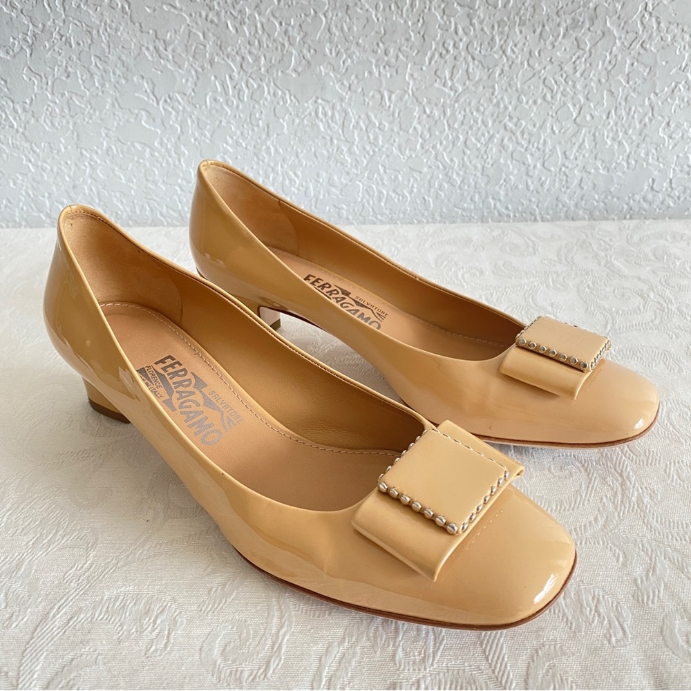 Salvatore Ferragamore beige bow pumps
